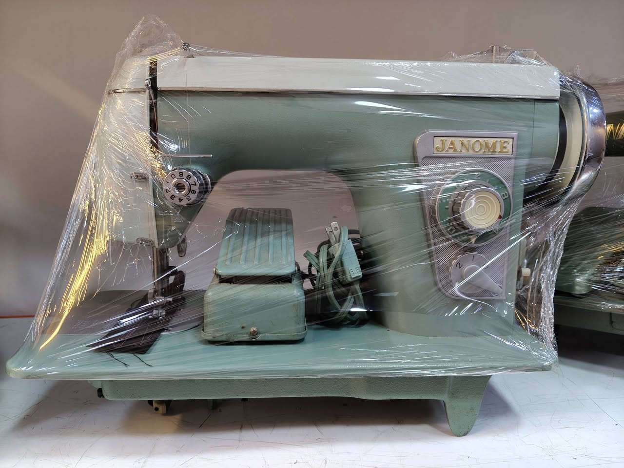 السلام عليكم ورحمه الله وبركاته
يتوفر لدينا مكائن خياطة صناعي منزلي والاوفرات الصناعية والمنزلية وقطع الغيار يوجد خدمة توصيل وصيانة موقعية ايضا العنوان العلكاية الشارع الاول قرب افران المرتضى
 احمد  الخياط *********** اتصال + واتس اب
