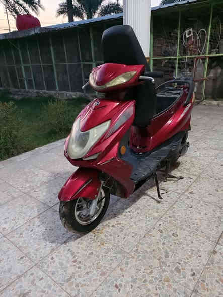 السلام عليكم
سكنس فحل (دسك)
دراجه كله شغاله 
كهربائيات دبل اشاره لايت بك لايت هورن كلشي بيه شغال
ويل كب كروم  تخم تاير جدد 
مكينه( ماكس) بلاديه و خرسه 
شلعه ومعدل خير من الله
نقص فقط باتري 
مكاني حله ابو غرق
السعر 225وبيه مجال حك الجيه
***********
