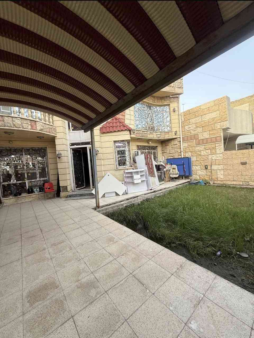 بيت 300م للبيع في منطقة ضباط حي سومر / محلة 317
واجهـة 12م * نزال 25م
يحتوي على
كراج + حديقة
الطابق الارضي 
مدخلين للبيت ( مدخل استقبال منفصل ) 
ومدخل مطبخ + مطبخ حار
هول وجلسه + مطبخ + منـور 
+ حمام كبير + غرفه نوم 
الطابق الاول 
3غرف نوم كبيره + حمام )
الطابق الثاني 
بيتونه كبيره تنفع مخزن + سطحين امامي وخلفي كبيرين 

للاستفسار الاتصال بالرقم او مراجعة مكتب الجوهرة للوساطة العقارية الكائن في شارع الكنيسة 
***********
