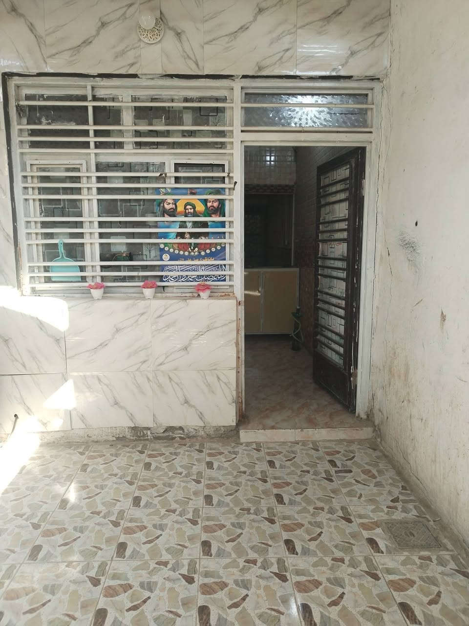 بيت طابو صرف مساحه 130م طابقين اساس كونكريت سقف عكاده يحتوي الطابق الاول من غرفة وصاله واستقبال ومطبخ وطرمه والثاني غرفه وصاله مكانه حي الزهراء خلف المعهد التقني مباشر المنطقه مجاري ومياه امطار مربوطه وقيد أنشاءالتبليط  مطلوب اسكان شي قليل السعر مع الطلب 90 قفل للاستفسار عل رقم ***********
