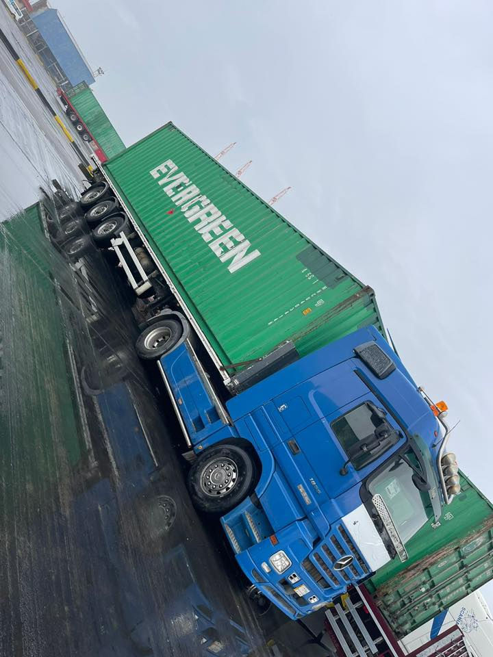 اكتروز 2004 للبيع جاهزه من كلشي كفاله عامه من شاصي ومكينه وقماره مكينه8حجم 50 دبل سوبر عرجه بدون كلج 8 نمر كامره حساس سقف ليزري رتايدر 5 طكات ثلاجه رقم بصره بسمي مشروع وطني مسجله2002 مكانه بسنويه صهريج مكانه البصره السعر 310 رقم الهاتف ***********
