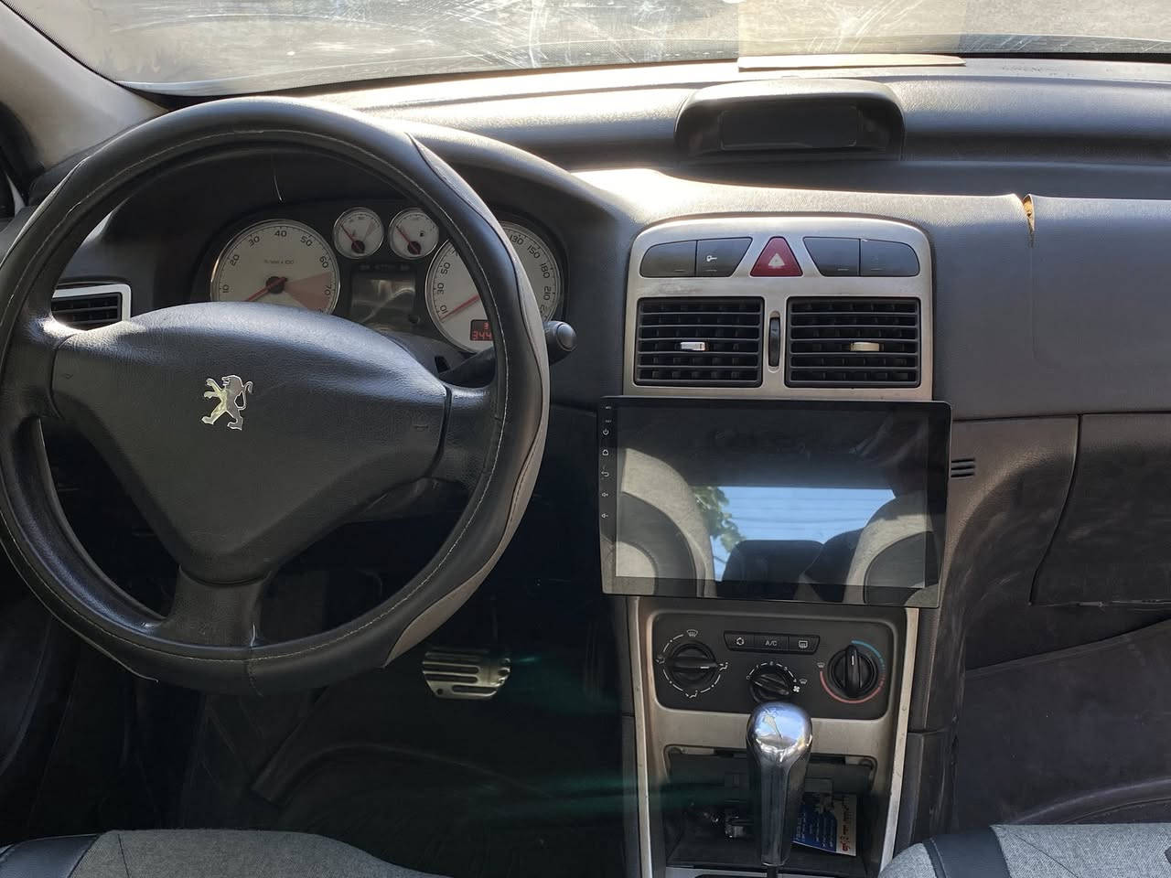 بيجو فرنسي موديل ٢٠٠٦ ٣٠٧ سيارة جاهزة بيها قطع متفرقة تنباع حزام محرك گير شرط شاشة ايباد سماعات جدد كهربائيات جديدة نوزلات بلكات جدد مكانها موصل سعرها ٥٥ ورقة 
رقم تلفون ***********
