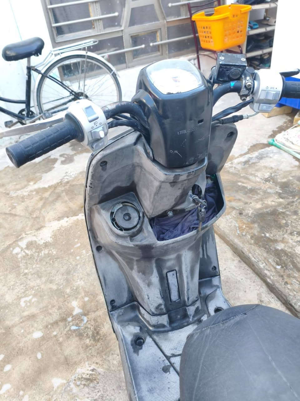 دراجه بوليسي  شغالة بيه نواقص سهلة مثل التاير الخلفي نازل الهوة بس تنفخة لان تاركه للداراجة صار فترة  والكهربايات مال لايت تربطهن وتشدله باتري فقط السعر ٤٠٠   المكان بعقوبة التحرير المو شراي ليتعبني اعبر المنشور للاتصالات *********** او واتساب
