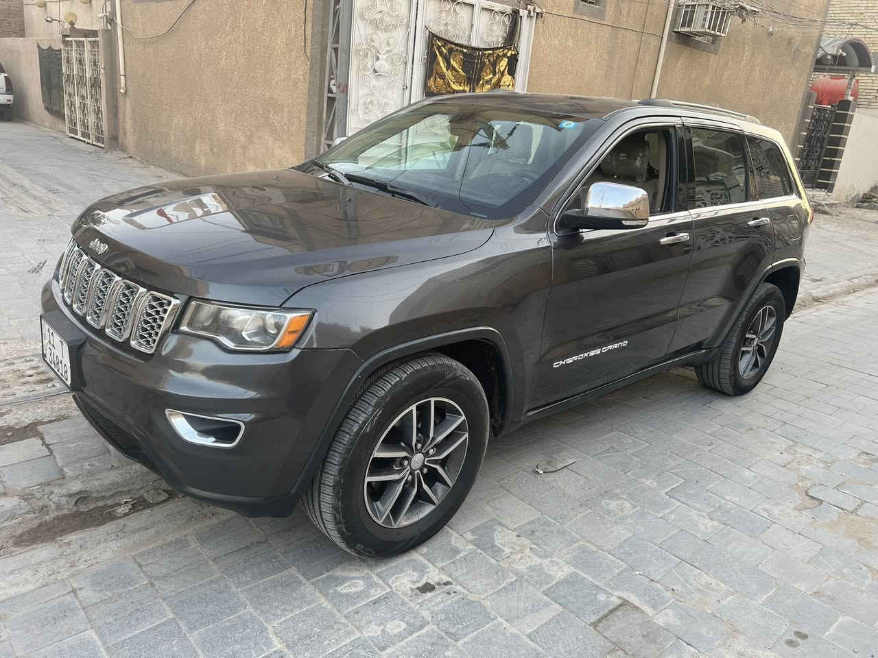 السعر ١٥٥ وبيها مجال شي بسيط
جيب موديل ٢٠١٧ وارد امريكي لمتد فول مواصفات 

 بصمة تشغيل وبصمة ابواب جنطة بصمة وتشغيل عن بعد 

شاشة ابل كار بلي بحجم كبير 
قطعتين تبريد
جنطة كهرباء
يدات ومري نيكل 

كشنات كهرباء كشنات جلد كشنات تدفئة فتحة سقف سلايد روف 

أشارات بالمري و مري قلاب مع الرجوع 

ومري هيتر و سيترن هيتر 

 داخل بيجي مال وارد خليجي مو اسود 
حدادية ممتازة
كهربائيات كاملة
محرك مبدل جديد

تخم تاير وكالة جديد
تبريد ثلج ومعروف تبريد الجيب
سيارة صافية بدون نقص و ترايها يحكم ، 

رقم بغداد أنگليزي بإسمي ،

حادث جانبي بيها صبغات ، بدون دواخل بدون شواصي ولغود وكلشي عندك واضح بالسونار والفديو والسونار جديد قبل اسبوع 

السعر المطلوب ١٥٥ ورقة وبيها مجال حق الجية 
مكان السيارة النجف
للاستفسار 
***********
***********
