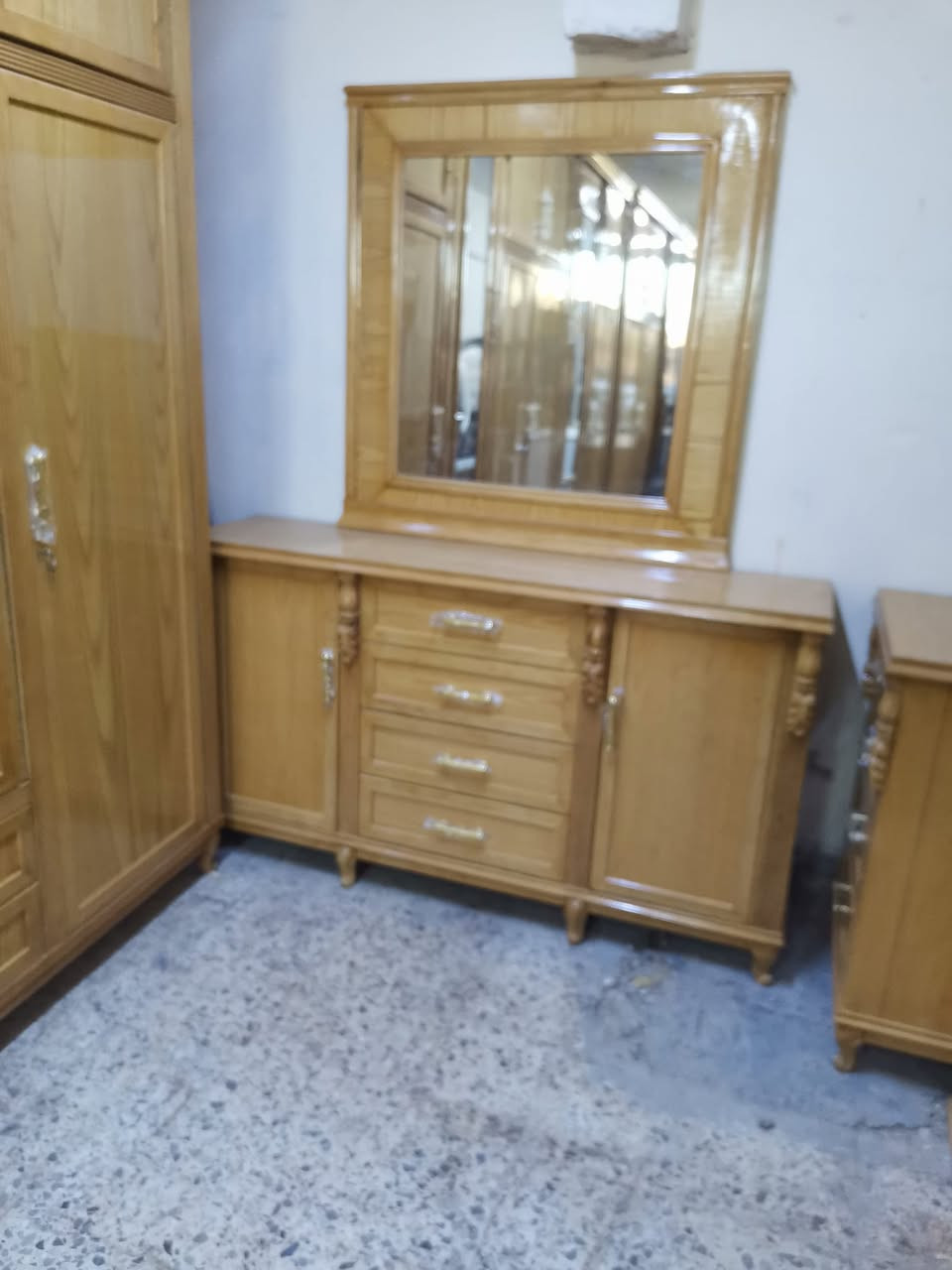 السلام عليكم
نجاره عراقيه درجه اولئ خشب سنديان ٦ وملحق جديده
النقش كل الغرفه زان مصري جعب غزال الزاويا بابين وملحق
للحجز والتواصل علئ الهاتف او واتساب *********** بغداد السيديه حي الاعلام شارع قطر الندئ
