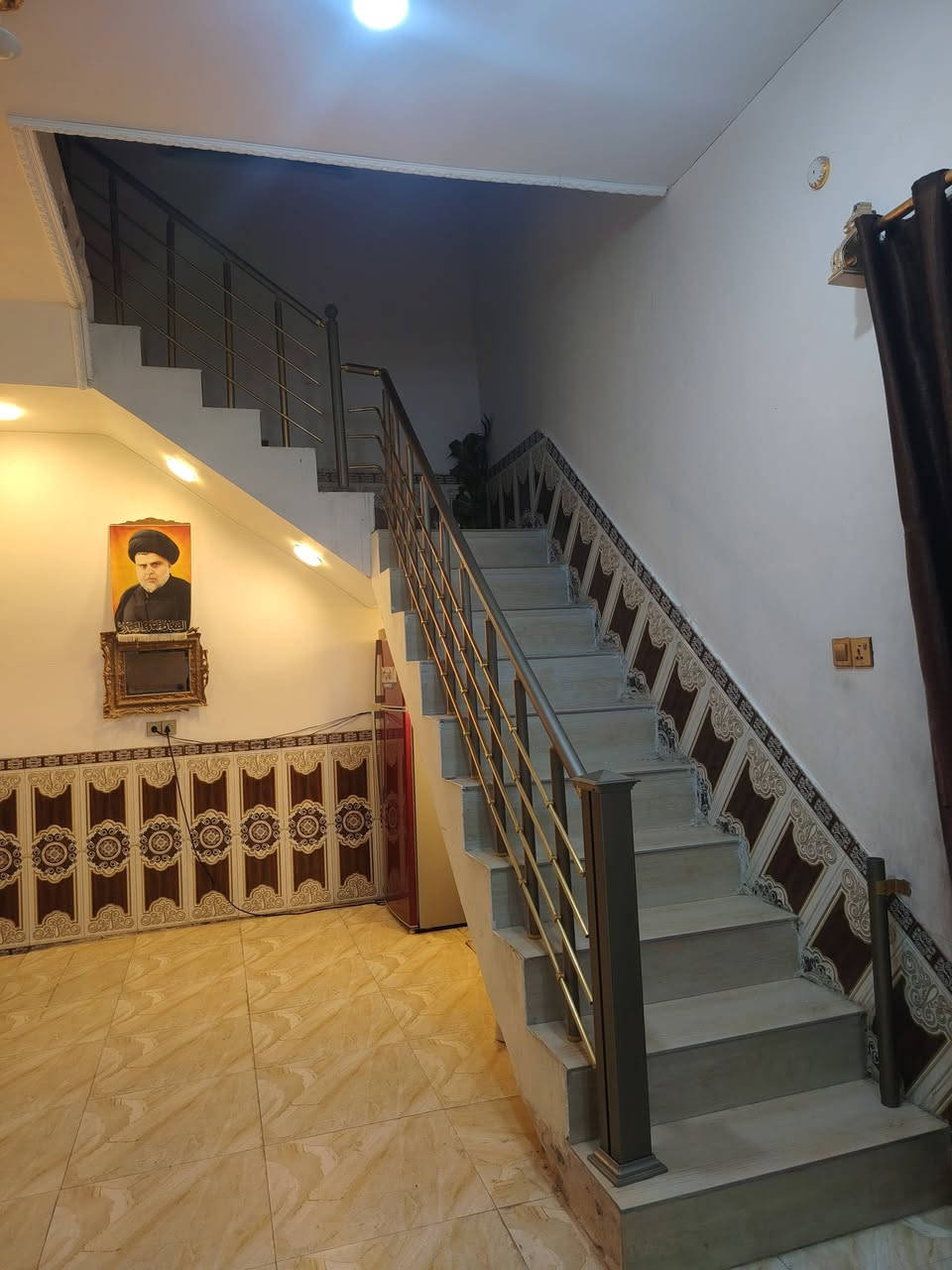 دار حديث للبيع الاسكان الصناعي🌟
📍 الاسكان الصناعي 
🏠 طابقين
📐 المساحة: 200 متر
📑 نوع العقار: طابو 
↔️ الواجهة 10متر والنزال 20 متر
✨ يحتوي على: ▪️ 4غرف نوم
▪️ صالتين
▪️ ديوانية
▪️ مطبخ
▪️ صحيات 3
للاستفسار ***********
