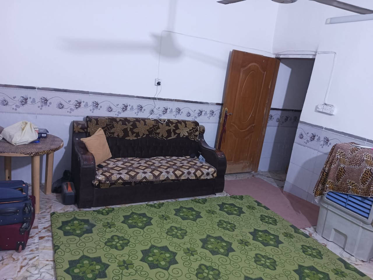 دار للبيع منطقة الزعفرانية دور الشرطة فرع الأول
من صيدلية زينة على كامل الخدمات
ماء، مجاري 
100 متر طابق ونصف
 غرفه فوك سويت كامل بيتونه كبيره و سطح  بناء بلوك
وطابق ثاني طابوق
للاستفسار من صاحب الدار على الرقم:
‎0771 213 2765 واتساب فقط
السعر: 90 مليون بي مجال.
