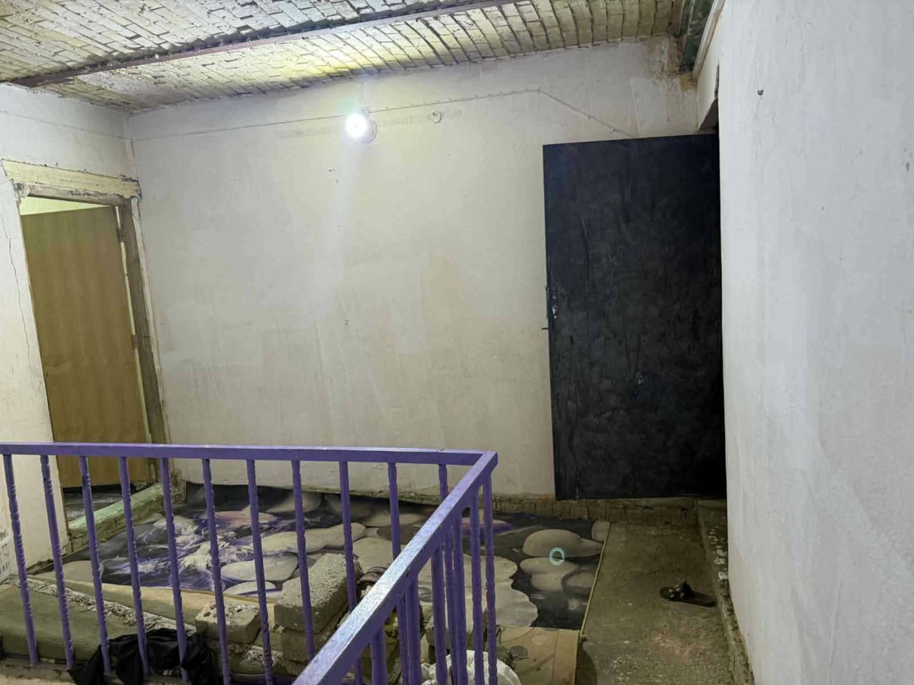 السلام عليكم بيت للبيع مطلوب للاسكان مساحته 120متر موقعه مباشر على التبليط مقابيل  مدرسه الرياده الاهليه في أبي غرق حي السلام. السعر الكلي 95 مطلوب 15 ينقص من السعر الكلي او تسدد كامل المبلغ ويتحول البيت باسمك للاستفسار ***********
