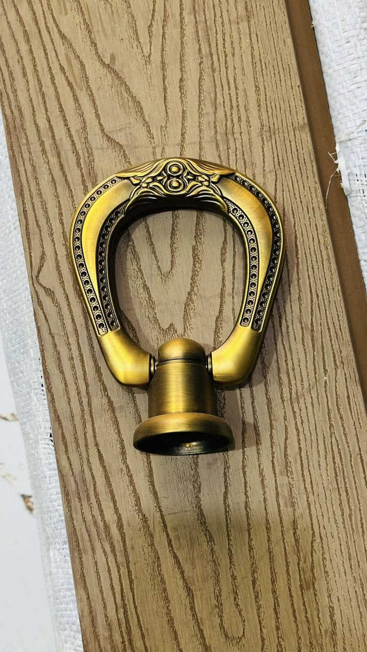 تتوفر مطارق باب 
جميع الالوان و الاشكال
————————————
الشطره / شارع دبي / قرب مستوصف الفتاحية 
***********
