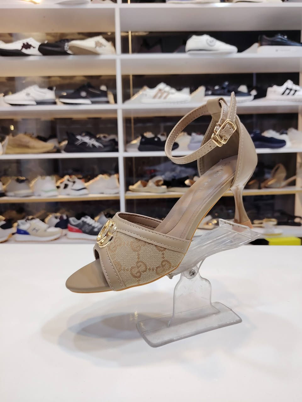 #جديد
#الآنسة
صندل
كعب 7 سم
قياسات 37_41 
مجمع حجي قاسم خلف حبيب مول
يوجد خدمة توصيل داخل خانقين
واتس ***********
