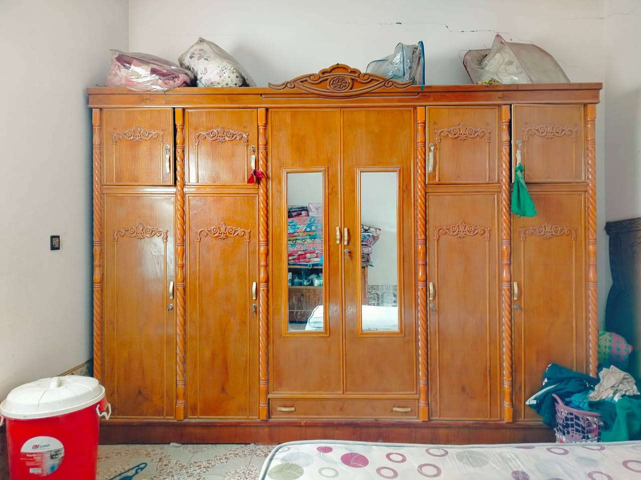 غرفة نوم نضيفه استعمال قليل جداً التواصل خاص ماسنجر او واتساب ***********
