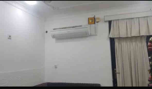 للبيع مساحة 200 متر. بحي الوفاء منطقة ال41 الف
يحتوي على غرفتين وصاله ومطبخ وأستقبال ومجموعة صحيات داخليه وخارجيه. بناء قديم لكن البيت نظيف

السعر 180 مليون. ***********ابو طيف
