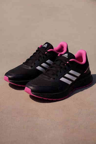 تريدين حذاء مريح بالمشي او بالوكفه حذاء باله اصلي اديداس نسائي مريح داخل قطن خارج جلاتين ومخمل وبلاستك 
قياس ٣٨ 
سعر ٣٥ والتوصيل مجاني 
***********
