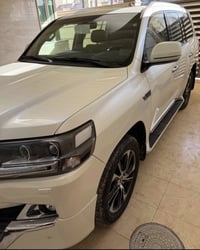 لاندكروز 2021  بحريني فول مواصفات  خليجي مكفول  من كلشي  ماشيه 63  الف...