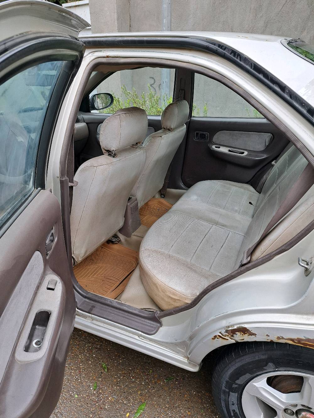 السلام عليكم 
نيسان موديل ٩٧ أيسر بلاد كير اوتوماتيك 
السيارة مسمكرة مابيهه خياسات
كير ومحرك خير من الله
السيارة بأسمي ومكانها بغداد حي التراث
السعر ٣٦ وبيهه مجال بسيط
***********