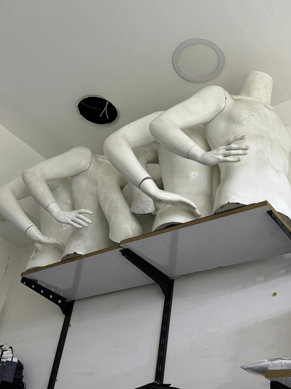 سيت 3قطع خشب وحديد مع استاند 3رفوف وتعليك جدا نظيفات مع 6 ملكانات نص تركي ***********بغداد الكراده 
السعر 335 الف كلهن
