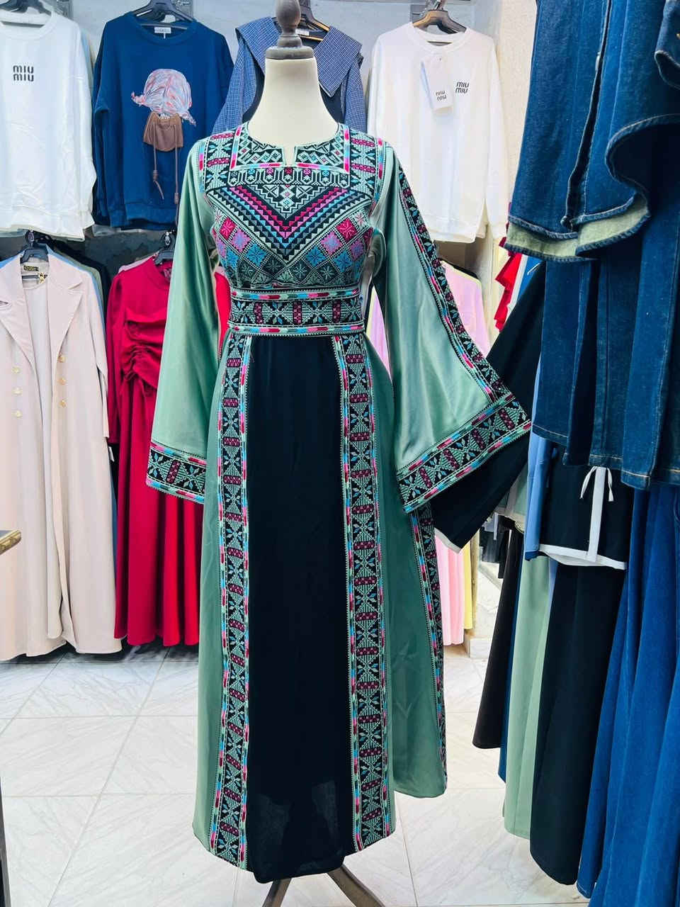 ثوب قماش باربي مع ستان 
مقاسات لوزن ١٣٠ بلبس 
٤٠ دينار
KH


**إذا كنت صاحب هذا الإعلان وتريد حذفه لأي سبب، رجاءا أرسل رسالة إلى الدعم الفني**