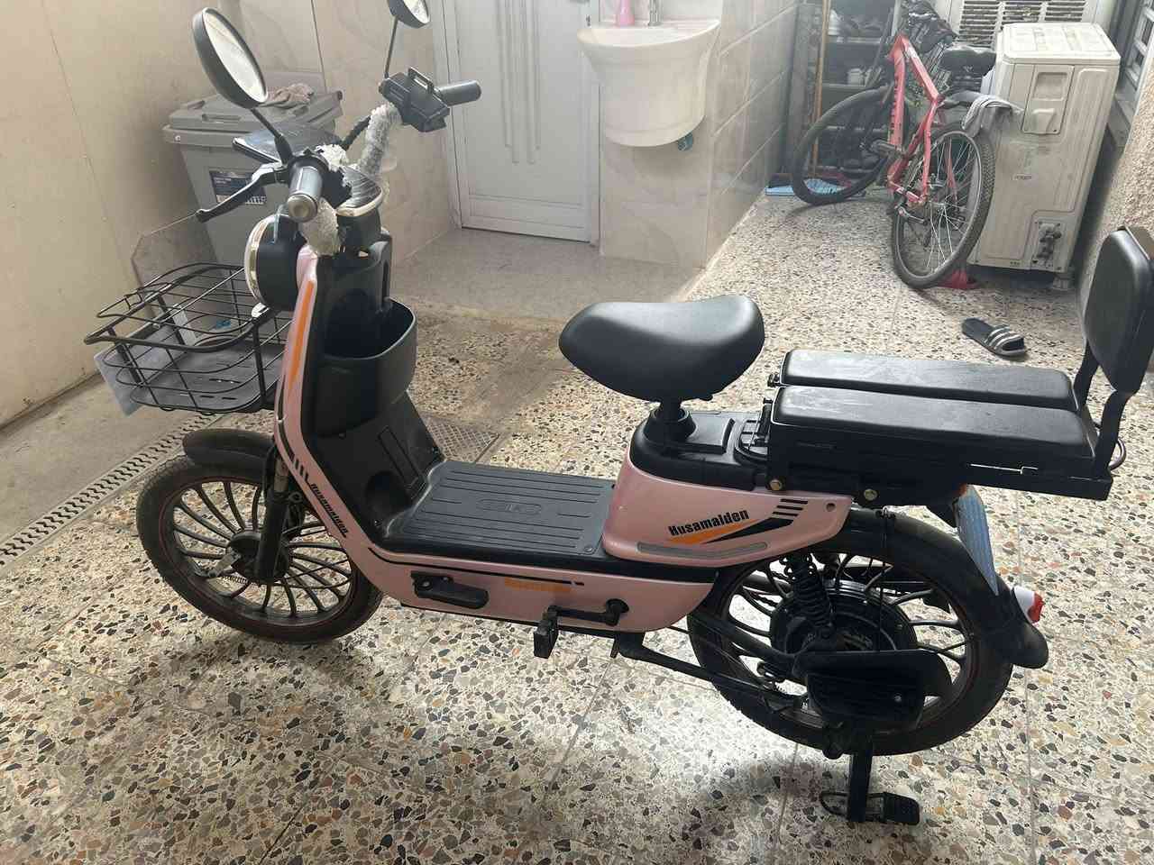 دراجه شحن للبيع  نضيف تجي تفحص وشوف حلوه ومرتبه كلش موديل 2025 اخذته قبل6 اشهر 350 الف قفل بدون احراج مكاني العبيدي رقم تلفون ***********
