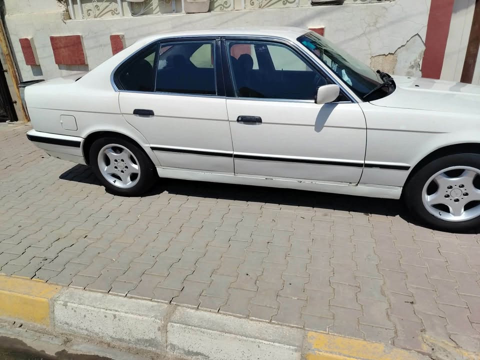 سلام عليكم  BMW موديل 91  محرك 528 بومه دبل فانوس ضرر جاملغ امامي طرف السكن فقط والباقي شرط  صبغ عام للجماليه ما عده سقف علبلاد تايرات جديده قبل شهر شادهن والنسوية باسمي وبطاقة بنزين موجود والسعر 55 وبي مجال قليل للاستفسار هذا رقمي ***********
