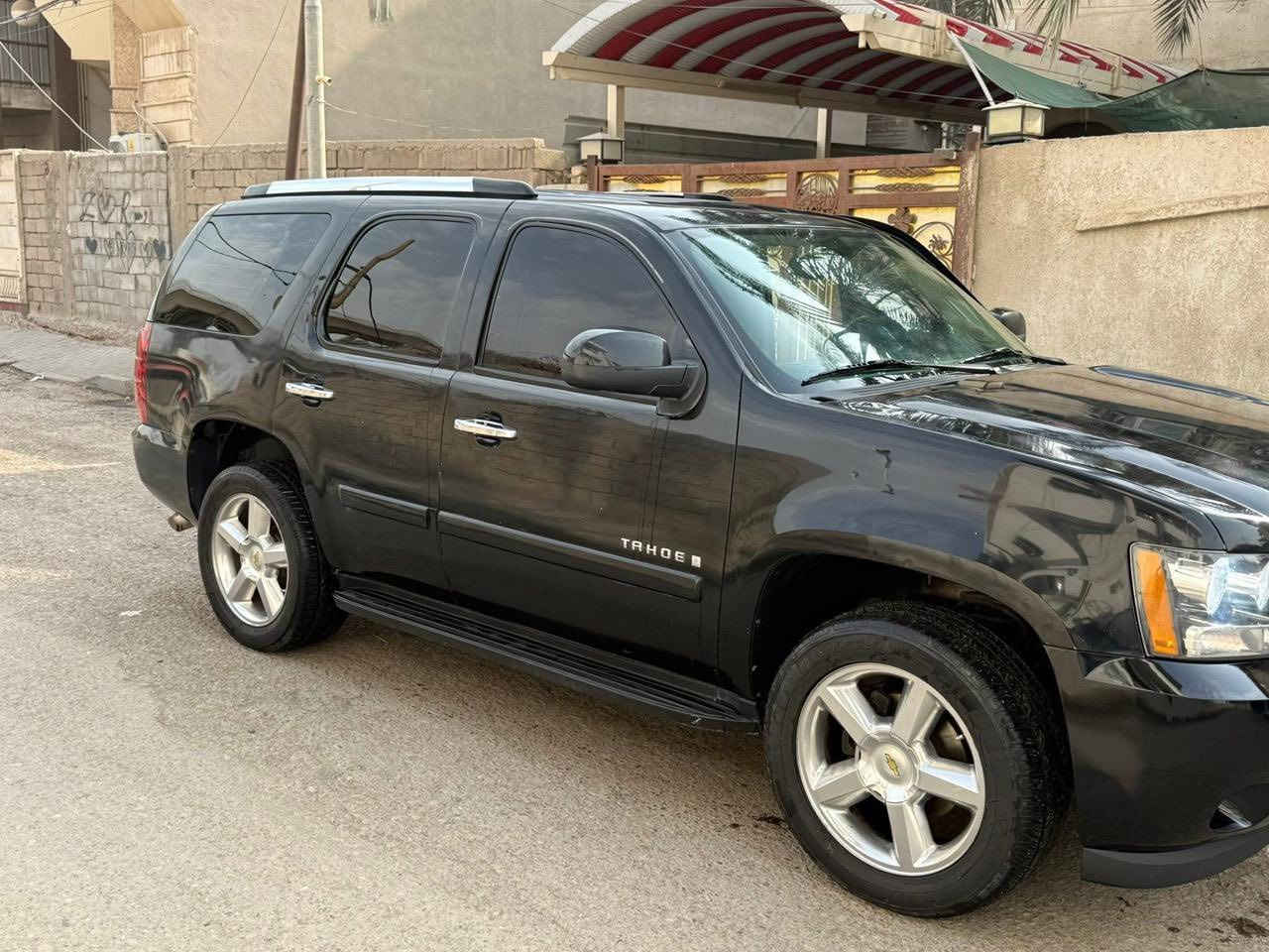 السلام عليكم
تاهو ادوات ادوات لون اسود بترة 
موديل 2008 مواصفات LTZ 
السيارة فول مواصفات وطبلة مو فور ويل 
كفالة گص وفتح وسرقة وعشائر 
السيارة ابيع الموجود شوف العين تگلب وتاخذ 
السيارة جديدة ودخول جديد كلشي ما ناقصها 
من تخم تاير تبريد حدادية كير مكينة كلشي بيها جديد من اكلك برغي ما بيها نقص صدك ما بيها نقص وتجي وتشوف السيارة خليجية مو وارد امريكي
مكانها بصرة 
السعر 110 وبيها مجال بسيط للشراي 
***********
