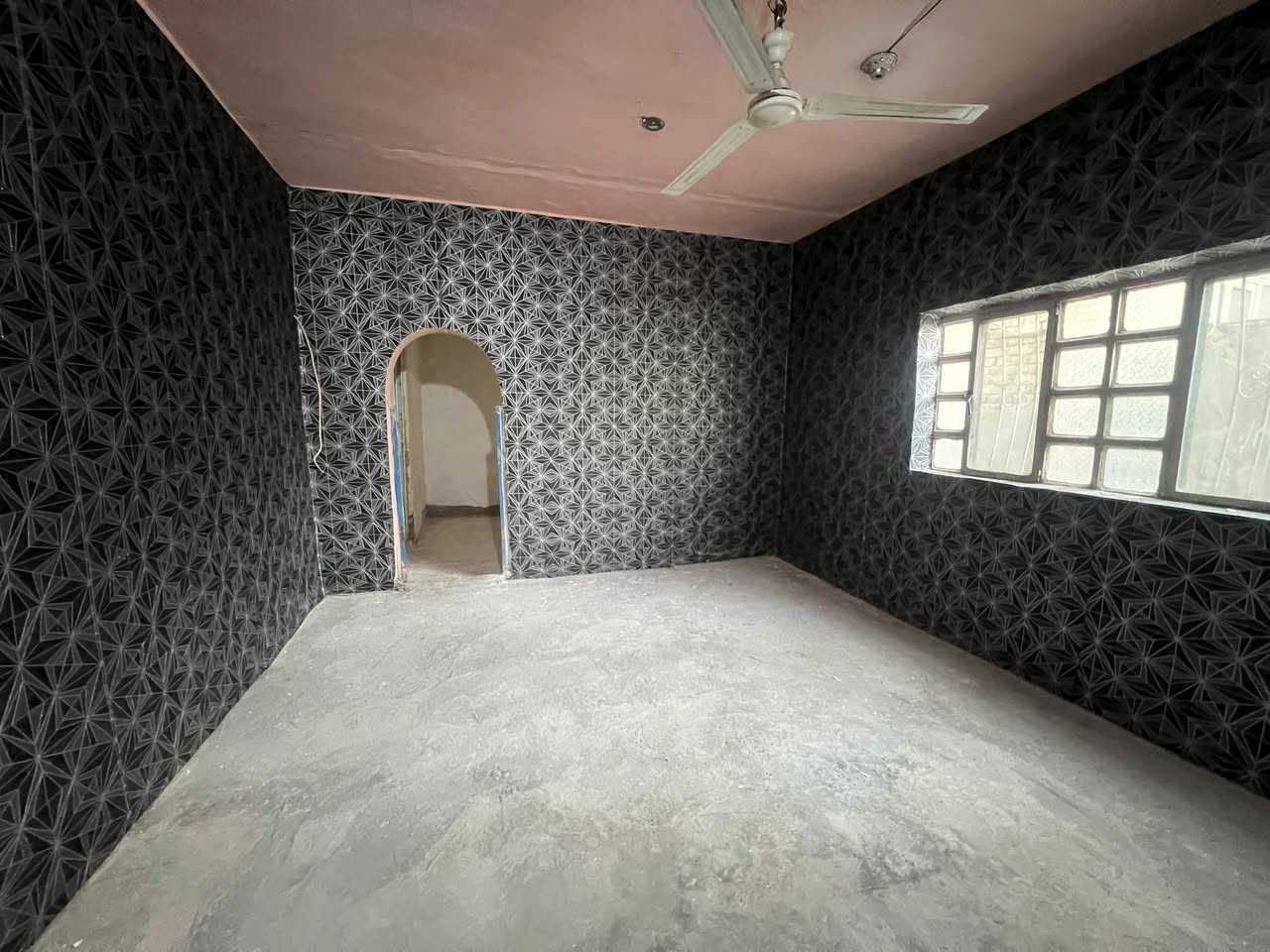 السلام عليكم بيت للايجار في منطقة كريطعة قرب جسر عشتار الجديد غرفتين وصالة كامل من كلشي كهرباء وسخان ومي للاستفسار الاتصال على الرقم ***********
