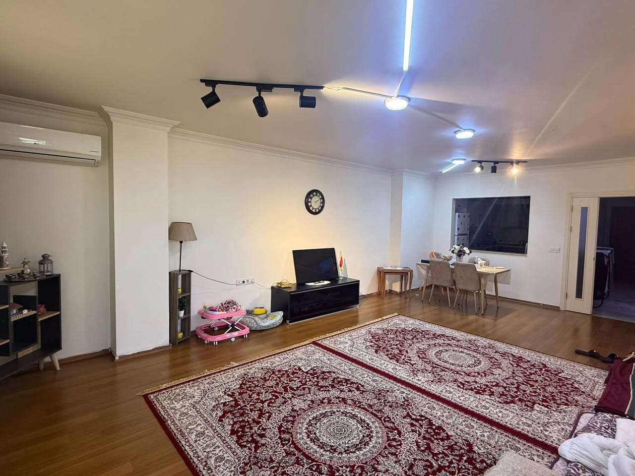 💎كنجان لايف
📍الواقع على طريق ١٥٠ مباشرة 
🔹126متر 
🔹غرفتين نوم + صالة ومطبخ 
🔹بلكون و مجموعة الصحيات 
🟠مجمع كنجان واحد من ارقى 
     مجمعات في مدينة اربيل 
🟢نظام سمارت تجي الشقه بلكامل 
⚪️خدمات كامل من ماء و كهربا 
    سكيورتي و تنظيفات 

***********:☎️
#احمد_العقارات
