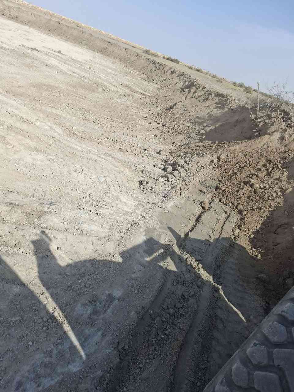 السلام عليكم  يوجد تراب دفان القطع في اي مكان ب سماوه تراب زراعي. اتصال. *********** . ***********
