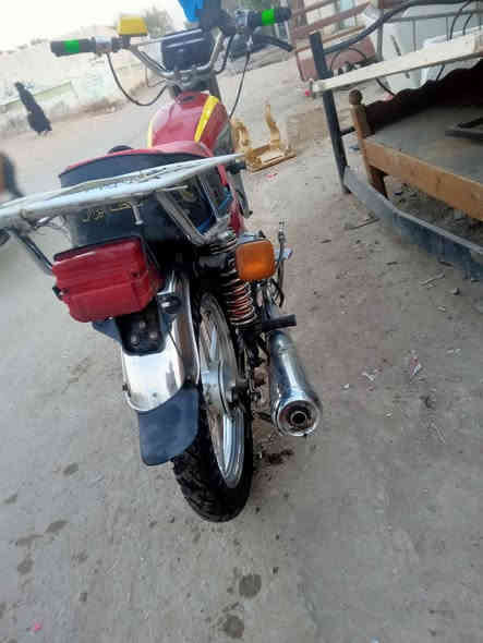 سلام عليكم دراجه ايراني 4كير للبيع دراجه نضيفه حلوه اوراق كامله نواقص الدراجه قبق بانزين الدشبول شغال بس فالت شغاله اي نقص مابيها غير القبق السعر 450بيها مجال للشراي ***********تواصل واتساب
