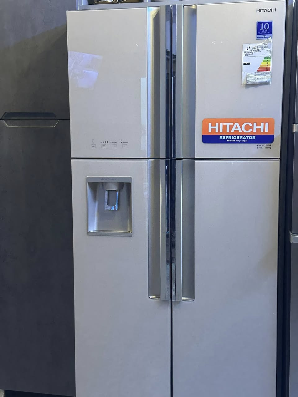 ثلاجه للبيع
ثلاجة هيتاشي أصلية Side by Side
Inverter + Dual Fan Cooling
تبريد ممتاز وموفرة للكهرباء
ويا موزع ماء خارجي
نظيفة وشغالة 100%
اللون ذهبي فاتح معدني 
الحجم كبير ومناسبة للعوائل
تصميم بابين وتجميدها سريع
السعر ٨٠٠ الف وبيها مجال بسيط
الرقم للتواصل ***********
العنوان الشعب شارع عدن
