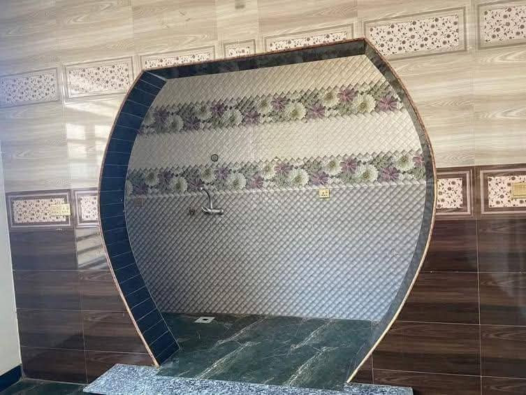 9_🏡 #شقه #للايجار
صغيره غرفتين مفتوحه على بعض ومجمع صحي ومطبخ صغير  والنت والكهرباء والماء والكيزر علينا . والسعر 300الف .حي الصحه قرب العاب المدهش ***********
