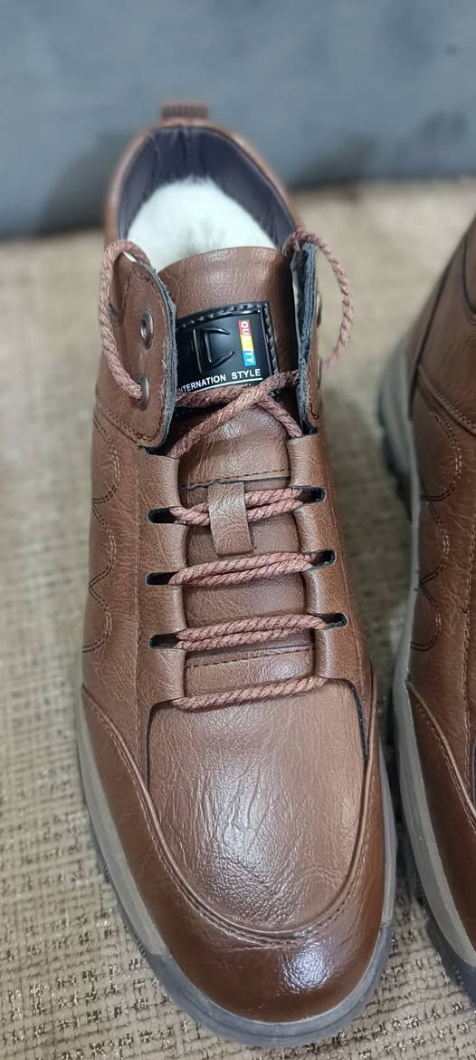 حذاء رجالي شتوي مبطن ومقاوم للانزلاق، يشبه في تصميمه أحذية Temu الجلدية الحرارية لعام 2025. 
السعر ٢٠


**إذا كنت صاحب هذا الإعلان وتريد حذفه لأي سبب، رجاءا أرسل رسالة إلى الدعم الفني**