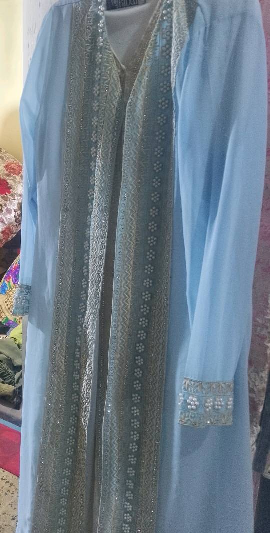 عباية أنيقة باللون السماوي مع تطريز فاخر وخرز لامع. العباية مناسبة للمناسبات الخاصة وتضيف لمسة من الفخامة لمظهرك. موجودة بحالة ممتازة بدون عيوب. فرصة لا تفوتها إذا كنت تودين إضافة قطعة مميزة إلى خزانتك.