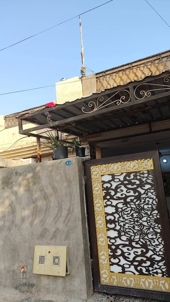 سلام عليكم
دار للبيع مساحه 160 متر يحتوى على
4 غرف نوم
صاله كبيره
صحيات خارجيه
صحيات داخليه 2
منور
مطبخ بارد
كراج سياره كبير
مقابيلك حديقه

العنوان الشعله قطاع الاول على الغربي ثالث بيت عن الركن
للاستفسار ***********
