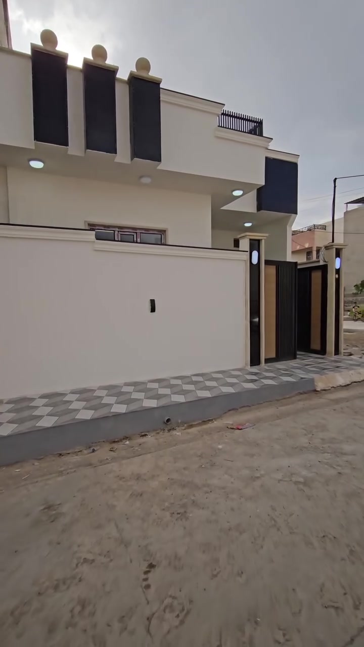 🛑 عروض مكتب الاستثمار للعقار   🏢

🛑 دار للبيع في مزارع زيونه المقابله لحي الفلاح الثانيه جمعية 
     حمورابي .

🛑 مساحة الدار ( 100 ) متر طابق ونصف بناء حديث زيرو  .

🛑 مساحة الواجهه للدار ( 7 ) متر .

🛑 خدمات كامله ماء /  كهرباء / شارع تبليط بعرض ( 12 ) متر .

🛑 اتجاه الدار شروق تام .

🛑 سند الدار جمعية ومسلم فيهم كرت بلديه 📜 .

🛑 الدار يتكون من :
      استقبال + هول داخلي + غرفة نوم عدد ( 2 ) + مطبخ + 
      صحيات + مناور اناره + غرفة نوم عدد ( 1 ) بالطابق الثاني  .

🛑 للاستفسار عن السعر وباقي التفاصيل اكثر الاتصال على الأرقام 
      التاليه او مراجعة المكتب في مزارع زيونه :

     ***********          /         ***********

🛑 اضغط على زر المتابعه ليصلك كل ما هو جديد من عروضنا  .

🛑 عنوان المكتب الموصل / مزارع زيونه المقابله لحي الفلاح الثانيه 
      قرب مولدة مزارع زيونه .

🛑 نستقبل كافة عروضكم التجاريه والسكنيه والزراعيه والجمعيات .
