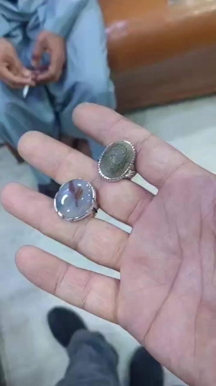 محابس فضه ثقيل
يماني مصور وجزع بقري معطف
ويشم قديم ذمه ويماني مخطوط
ياقوت فرط الرمان أفريقي صافيه الشراي *********** يتواصل وات ساب مكاني ناصريه
