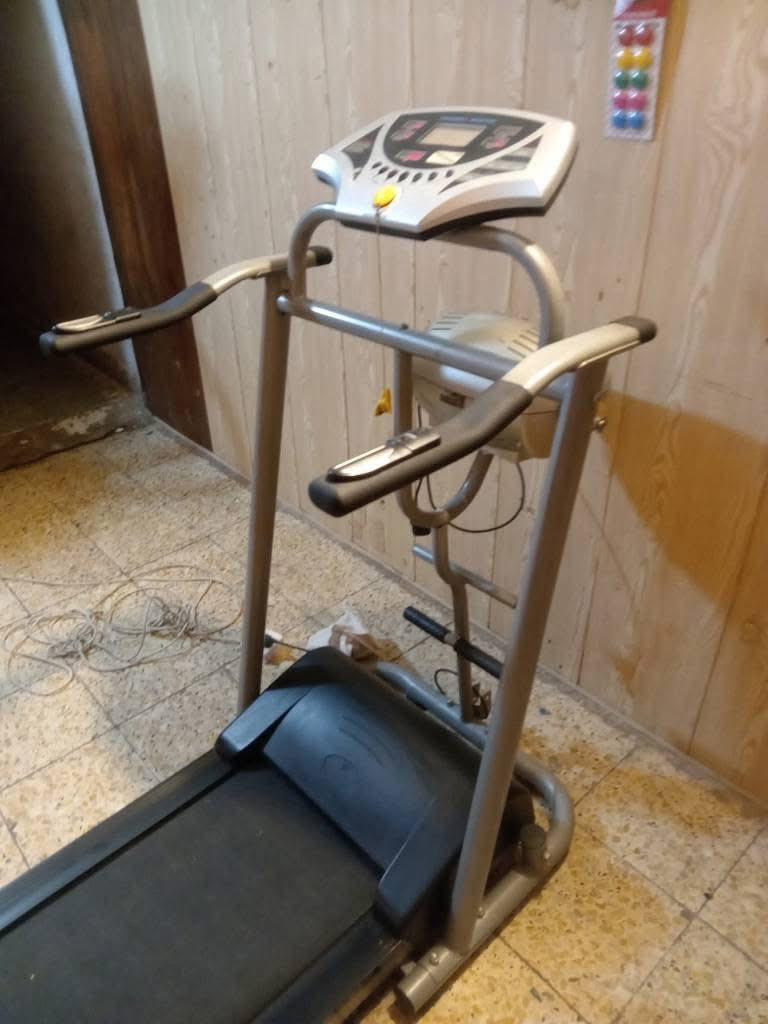 السلام عليكم جهاز جري ستعمال قليل يحتوي على جهاز تكسير الشحوم وحساس نبضات القلب يتحمل وزن ١٣٠ كيلو حقيقي السعر ١٨٠ يوجد توصيل العنوان بغداد حي اور*********** واتساب
