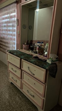 غرفه نوم للبيع خمس قطع خشب ثقيل صنع عراقي  للتواصل ٠٧٧٠٧٠٧٦٢٧٨