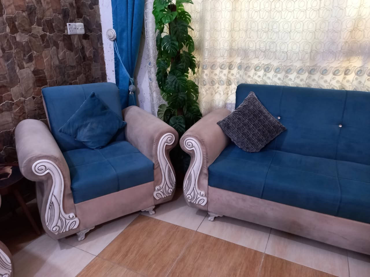 السلام عليكم
تخم قنفات للبيع 
لون تركوازي واوف وايت قماش وتربروف
عشر مقاعد
2 طوال + 1 وسط + 2 كراسي
السعر 300 الف وبيها مجال
للاستفسار ***********
