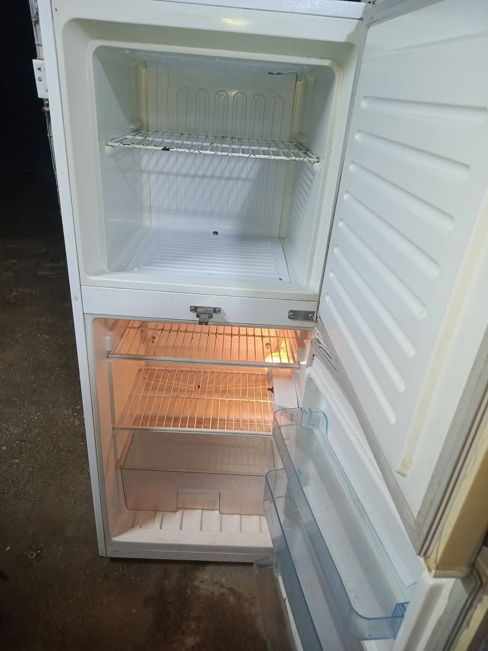 سلام عليكم ثلاجات 3 نضيفات بمعنى الكلمه وبيهن ضمان 6 شهور اي مشكله ترجع سعر لوحده 190 ول زغيره 180 وبيهن مجال ***********
