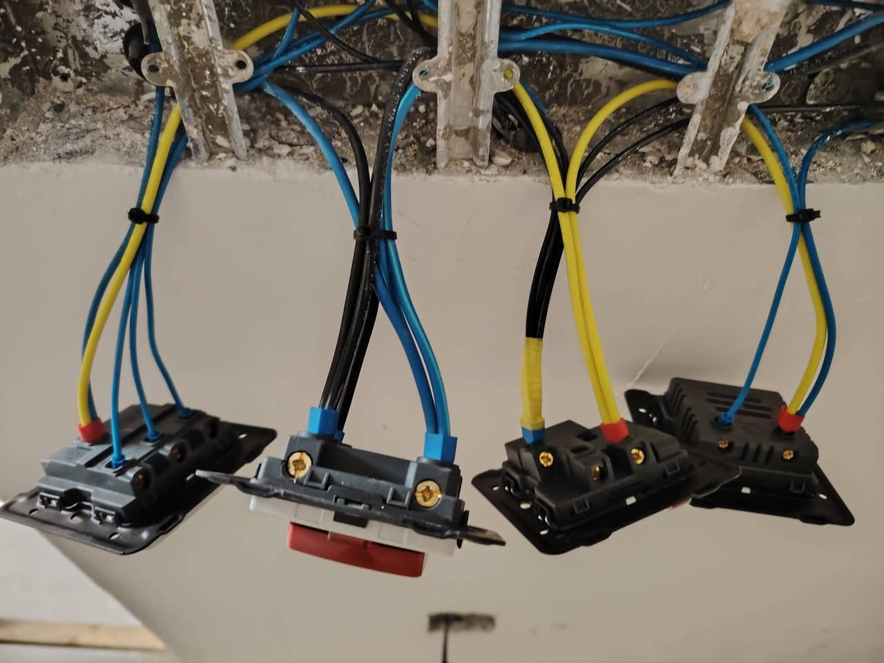 ⚡ الكهرباء مو مجال تجارب… خلّيها بيد أهلها
عبدالله الجبوري يقدّم لك شغل كهرباء منزلي بدقة وأمان

🔧 تصليح الأعطال المفاجئة
💡 تركيب إنارة حديثة
🛠️ تمديدات كاملة
⚡ صيانة لوحات كهرباء

🏠 راحة بالك تهمّنا
📍 موقع العمل داخل بغداد
📞 راسلنا الآن وخدمة فورية

***********
