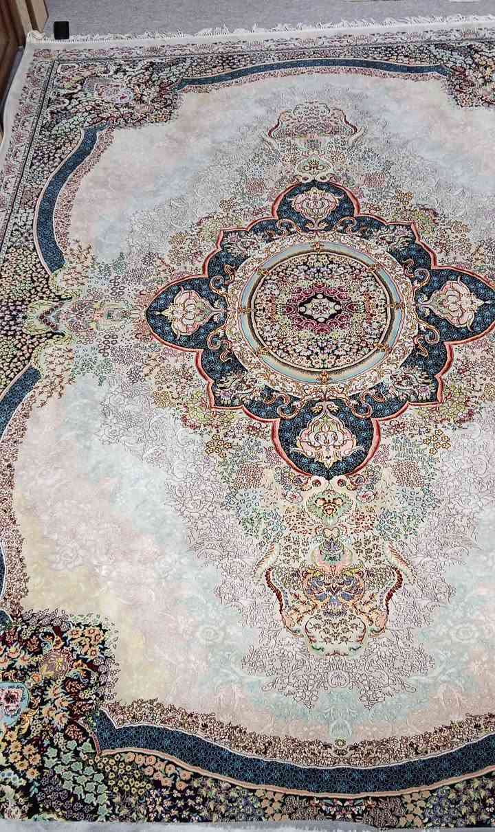 فەرشی ئێرانی دەرەجەیەکی ٧٠٠ شانەن هەردووکی تازەوجوانە 
قیاسی ٢بە٣
قیاسی ٣بە٤ 
نرخی ٣٦٠ مەعامەلە 
***********سلێمانی
