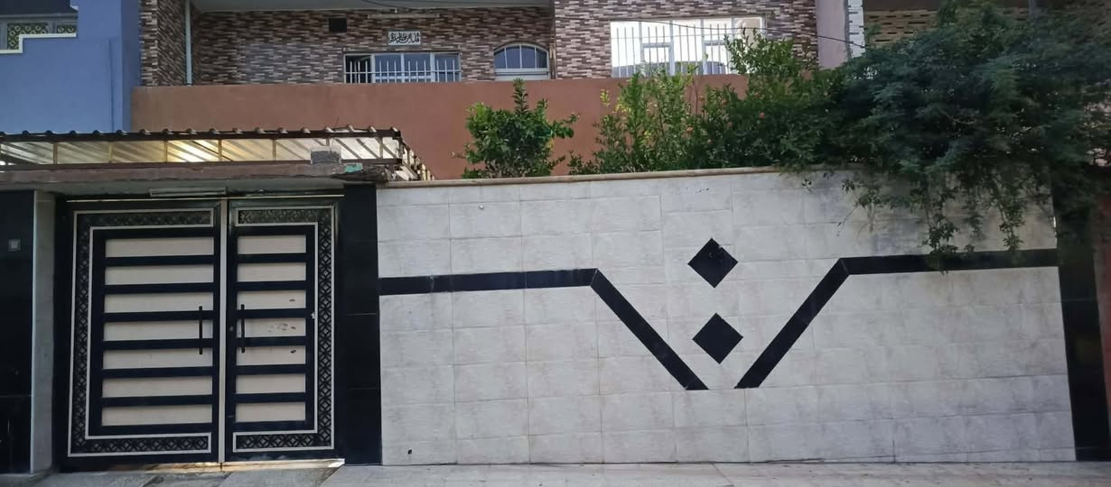 دار للإيجار في حي المغرب مساحة 200 متر طابقين كاشي وسيراميك وسقوف ثانويه غرفتين نوم وهول ومطبخ وصحيات واستقبال وحديقة وكراج سيارة الطابق الثاني أربع غرف نوم للتواصل مع الأرقام *********** ***********
