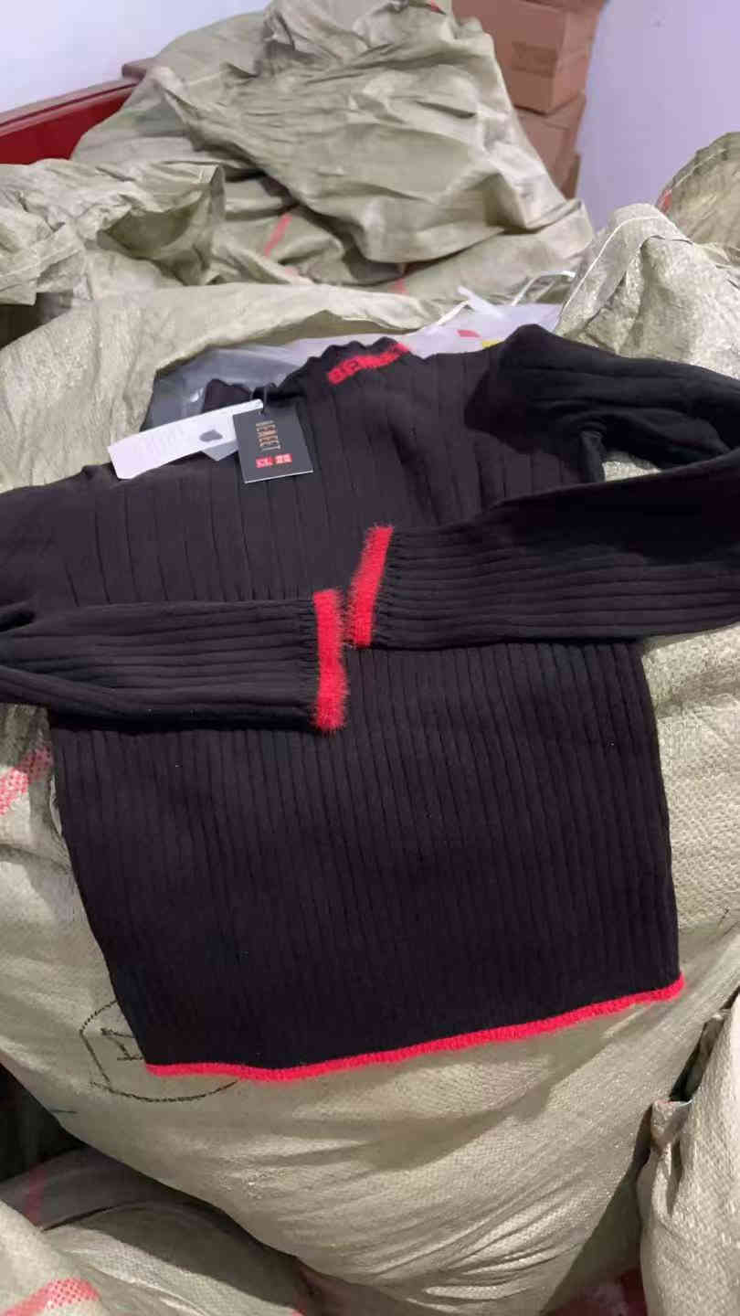 السلام عليكم 
عندي طن واحد ملابس جاي من الصين 
10ايام يوصل ان شاء الله 
ملابس رجالية جديدة (غير مستخدمة)
تحتوي على مخلوط
جاكيت/قمصلة
تيشيرت 
سويتر
بنطلون 
بلوز 
شورت
قميص من النوع الثقيل 
(ملاحظة)
ابيع الكمية كاملة 
الملابس كلها من الدرجة الأولى 
(رجالي رجالي رجالي)
الي مهتم يتصل او يراسل واتساب 
***********
