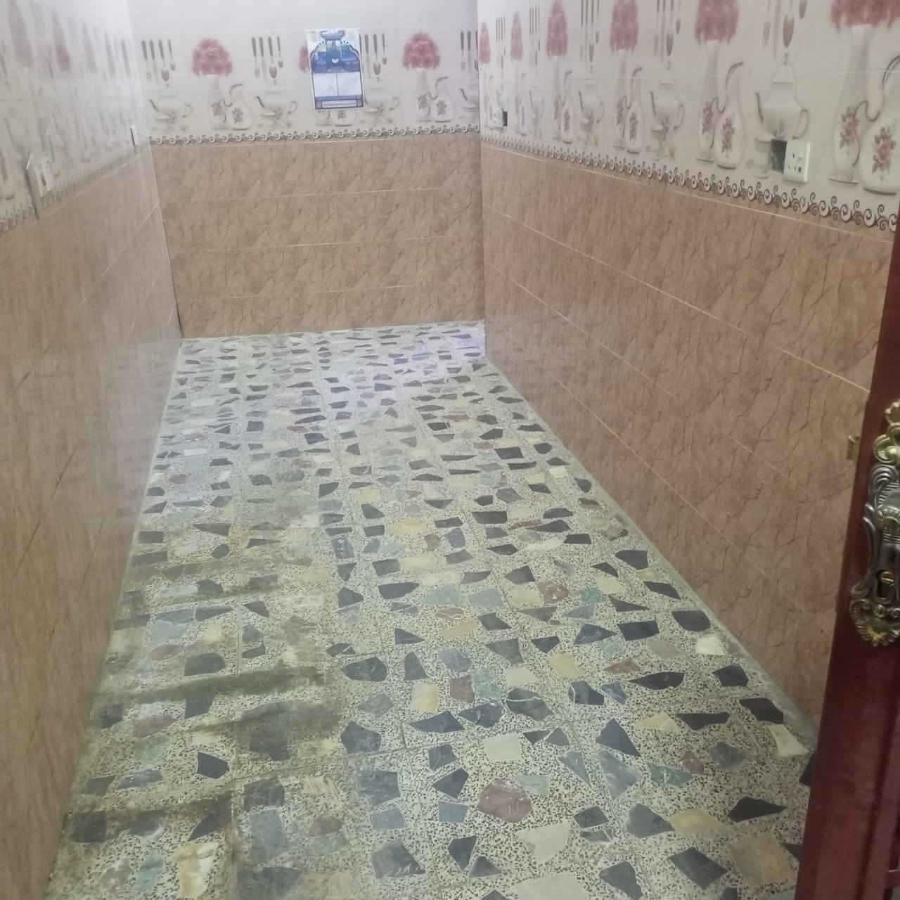 بيت للايجار بالقبله بحي الجامعه خلف المعارض قريب جسر المعارض مساحته 100 متر بيه غرفه نوم وهول وديوانيه ومطبخ وصحيات وسطح وتانكي وماطور وكيزر اجاره قفل ب450 اي استفسار على هذا الرقم ***********
