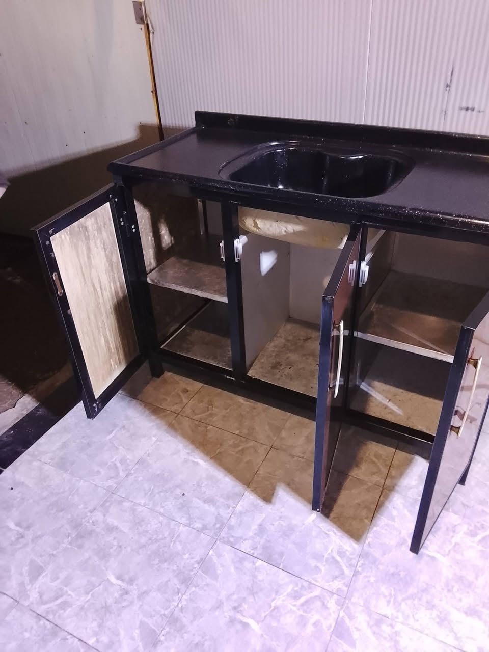 سنك مرمر متر و 30 نظيف جداً لايوجد ضرر العنوان بغداد الشعب الرقم ***********
