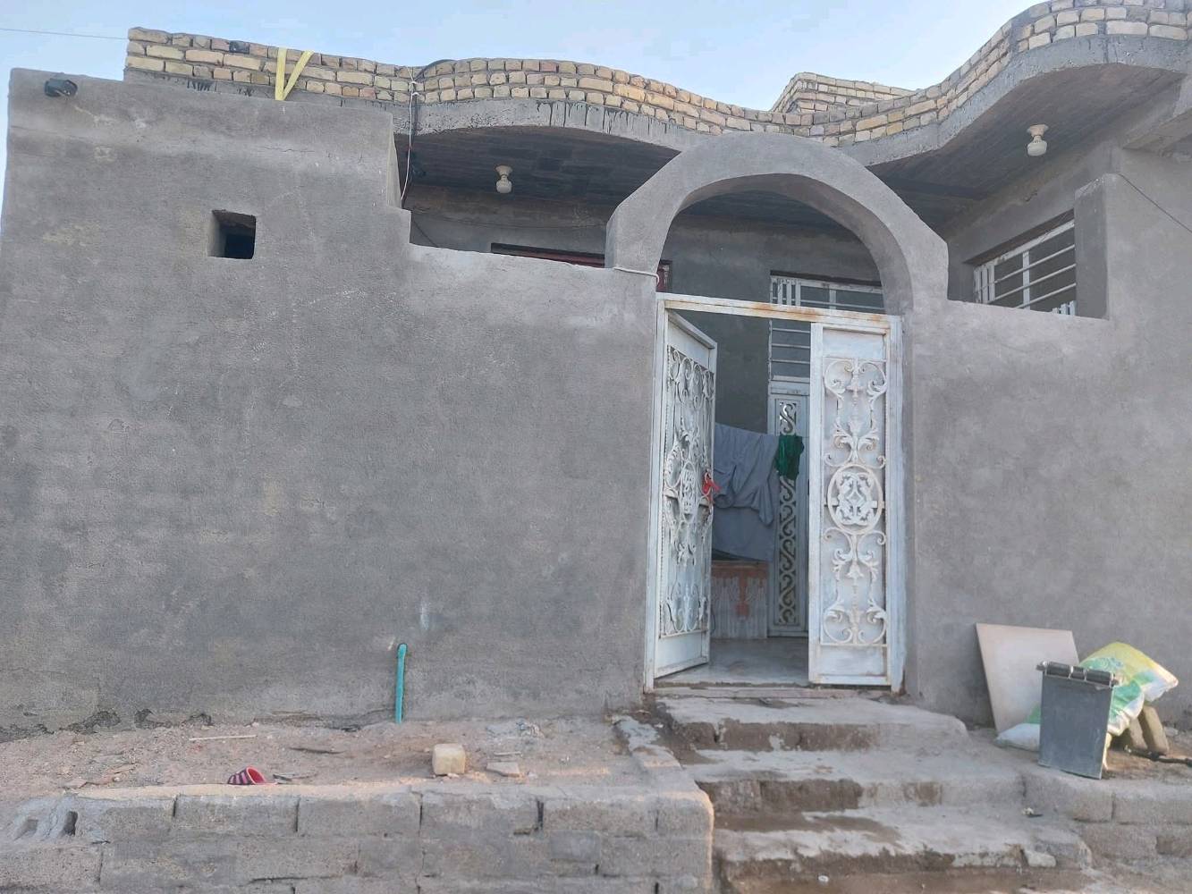 دار زراعي مساحه100 متر بناء حديث 2022طابوك كونكريت سكف بيت جاهز ومرتب اضافه سبالت عدد 2 وياه كيزر ماطورماء تانكي مراوح امبير مخسله كل ذني وياه بيت مرتب وجاهز تفاصيل اكثر اتصل   ادزلك فيديو البيت السبل اولئ نزله الي ميندل السبل قرب سجن الاصلاح مراوس بيت هم ميخالف