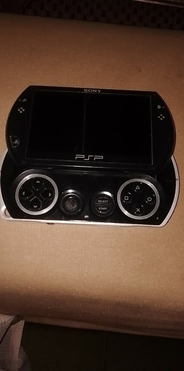 السلام عليكم psp للبيع السعر 45 الف و بي مجال الجهاز شغال و الحجم 16GB و يحتوي على العاب ( بيس و كأس العالم 2010 و wwe 2010 و مارفل و اله الحرب 
و يحتوي على برينس 1 و 2 و سابيدر مان و باتمان و نظام مكاتب  
و يحتوي على سونك + العاب سيگ 
يوجد توصيل لكافة محافظات العراق 
الرقم ***********
