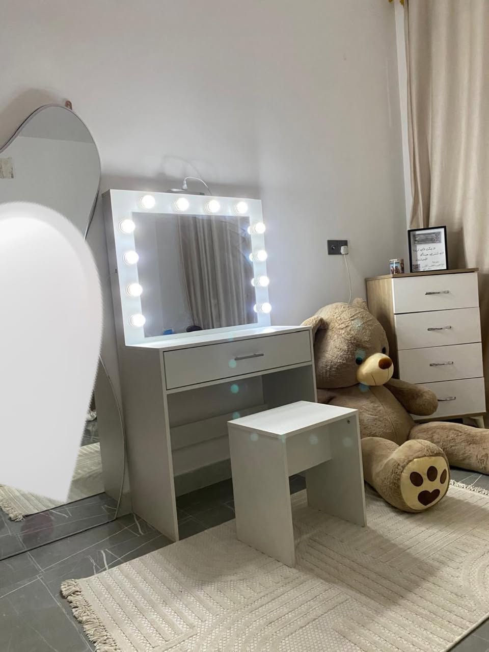 السلام عليكم غرفه نفرين للبيع جربايتين بيهن مخزن وميز كومدي بين الجرابي ومجرات اربعه وميز تواليت مرايه جديد ونظيف صارله شهر من اشتريناه 
+ كنتور سلايد (شويه الكنتور يحتاجله تبديل سجه فقط) 
للاستفسار واتساب : *********** 
السعر ٣٠٠
