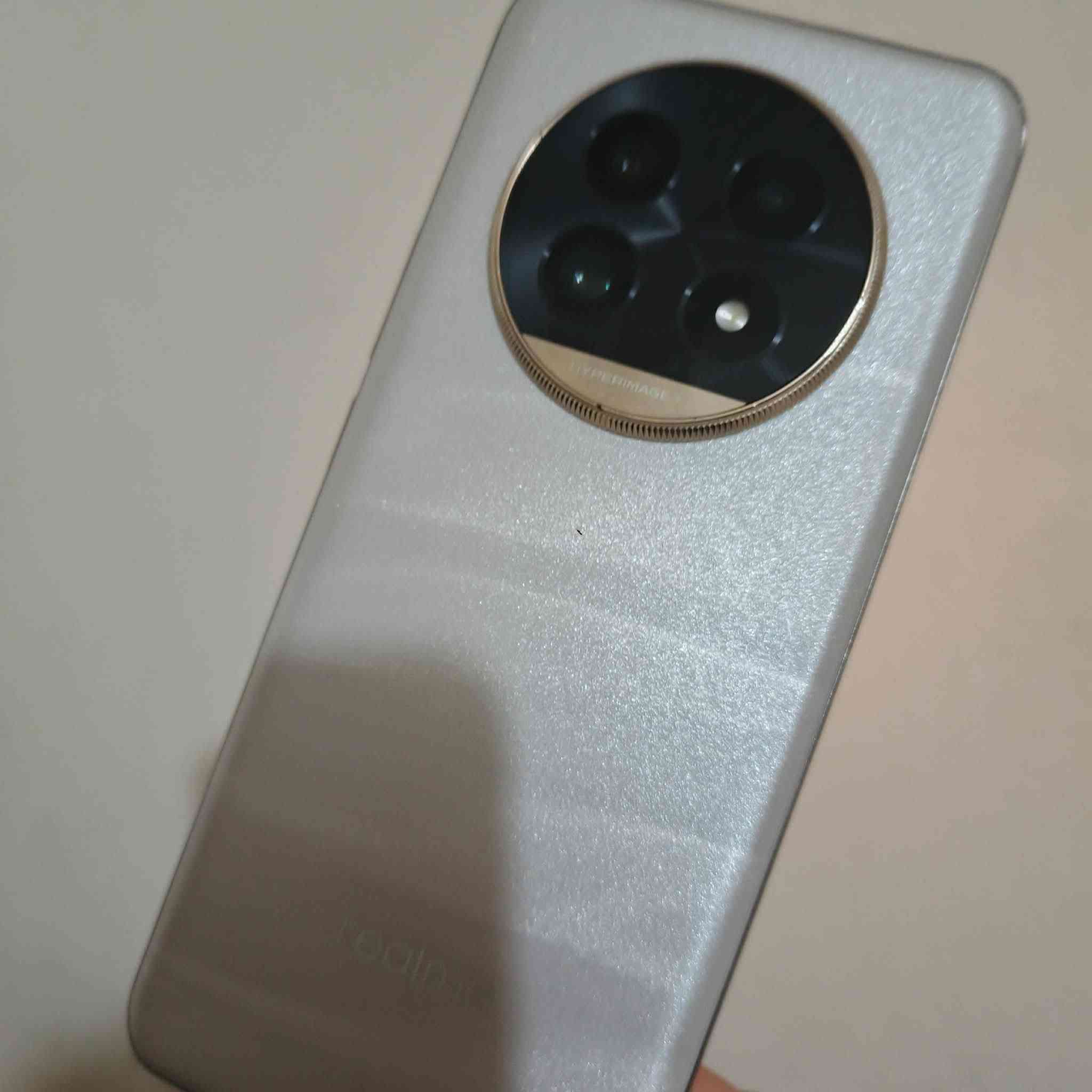 realme 13 pro plus 5G
الذاكرة     512GB

البطارية         91

السعر        300 قفل 

ودبل سيم كارت

و 12 جيجا رام
وبي عيب واحد الكامرة الامامية و الخلفية متأذيات الكامرة الخلفية بس زوم 1 والباقي شغال طبيعي  وكامل الملحقات كارتون وشاحن اصلي  للتواصل *********** مكاني الموصل ورجاءاً عدم الاتصال مراسلة على الواتس فقط
