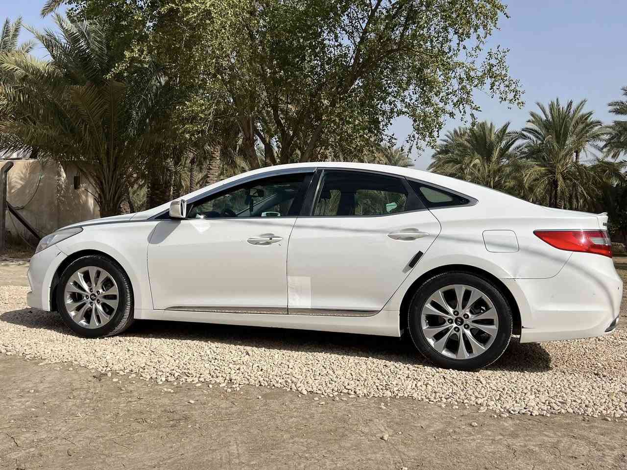 السلام وعليكم أزيرا 2012 خليجي فول مواصفات بانوراما قطعتين تبريد كشنات جلد جوزي  تدفئة تبريد كشنات كهرباء تحكم ستيرن  بصمة تشغيل تخم تاير جديد السيارة فول فول Vip كير محرك مكفولات محرك V6 (3300) السياة جاهزة للأخير رقم بغداد مرقم دولي الجديد السيارة بأسمي  بيها قطعة باب السايق فقط مبدل السعر 127وبية مجال ***********
